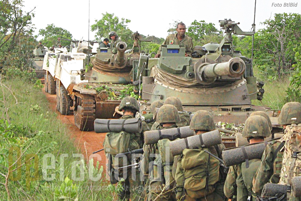 Coluna blindada dos Fuzileiros Navais do Brasil: Kurassier, Piranha e M-113 no decurso de um exercicio