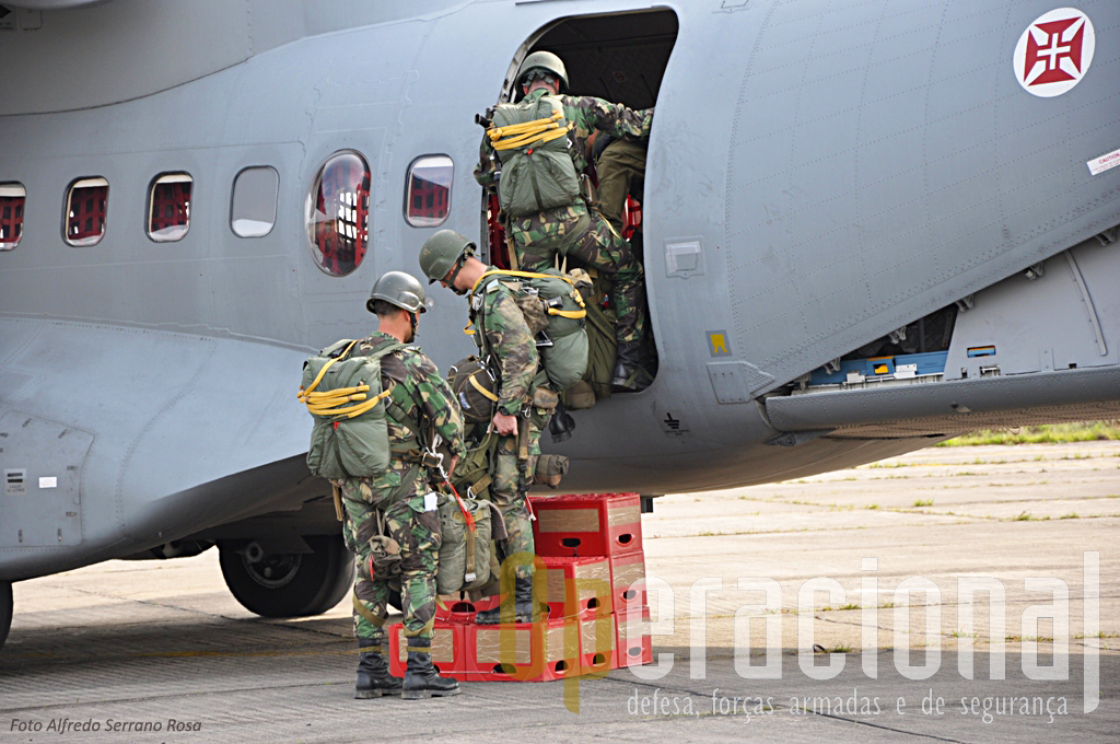 Os precursores portugueses embarcam no C-295M para efctuar uma salto automático armados e equipados para combate