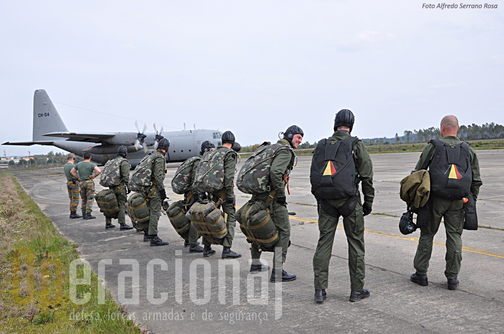 Militares belgas antes do embarque. Com carga (algumas dezenas de quilos) os SOGAs prontos para um SAM de treino.