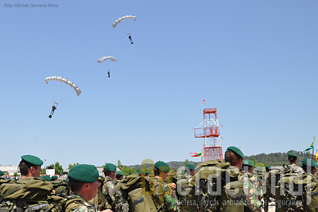 Os saltadores operacionais a grande altitude do Batalhão Operacional Aeroterrestre, preparam a aterragem durante o desfile do 1ºBIPara