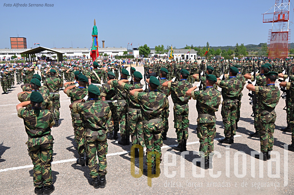 A Bandeira Nacional da Escola de Tropas Pára-quedistas no momento da sua integração nas Forças em Parada