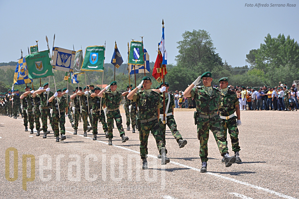 Como manda a tradição o 2º comandante  - Tenente-Coronel Pára-quedista Serra Pedro - comandou as Forças em Parada
