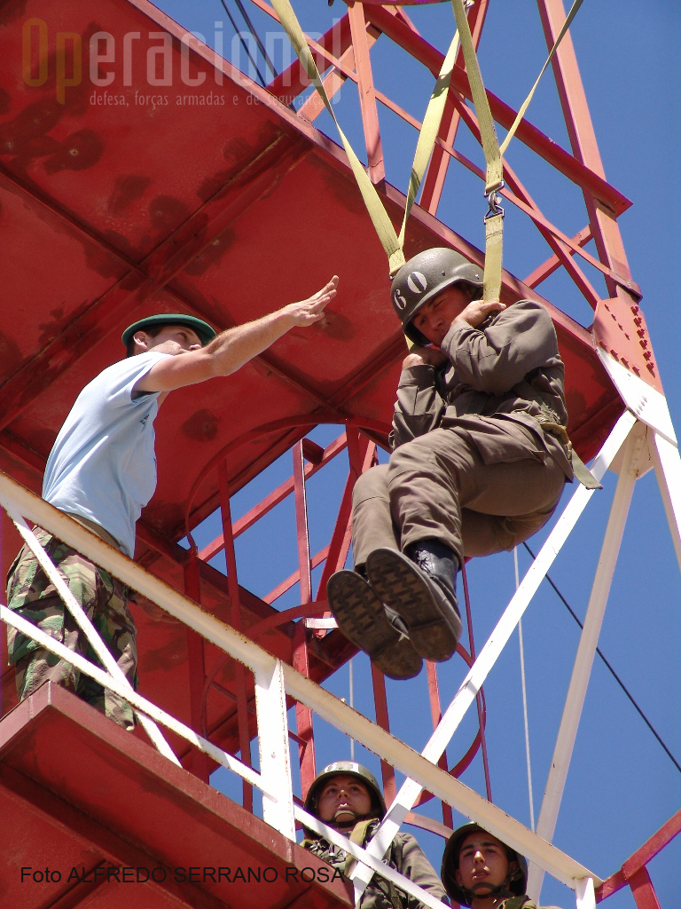 Na «Torre de Aterragem», também conhecida como «Torre Francesa» treina-se a preparação da aterragem e a familiarização com a chegada ao solo.