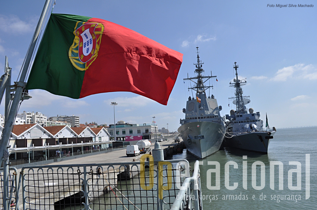 As fragatas "Méndez Núñez" e "Montcalm", vistas da "Bartolomeu Dias", em Lisboa no passado dia 19JUN2010