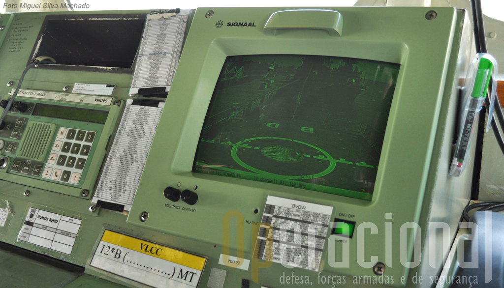 Uma curiosidade, o monitor do sistema de video que peremite ver as operações no convés de voo.