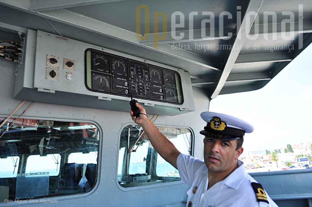O 2º Tenente Falcão dos Santos explica as funções do painel de vsizualização da propulsão e do leme na Asa-Ponte (neste caso de estibordo). No fundopermite ao comandante, quando naquela posição, comandar dali o navio.