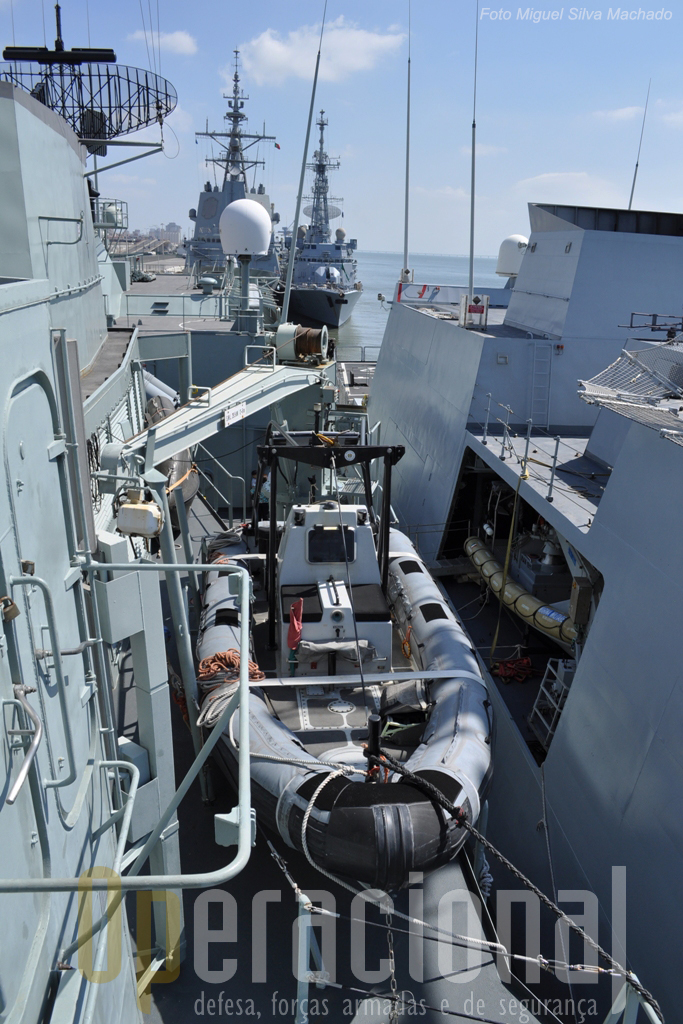 A embarcação semi-rigida do navio (dispõe de duas, uma em cada bordo) e, ao seu lado o sistema semelhante do "Comandante Bettica"