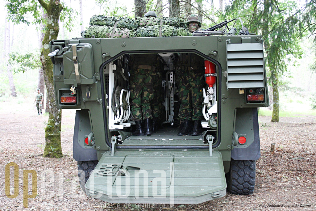Posição dos militares da secção de atiradores no compartimento de transporte quando utilizam as escotilhas superiores.