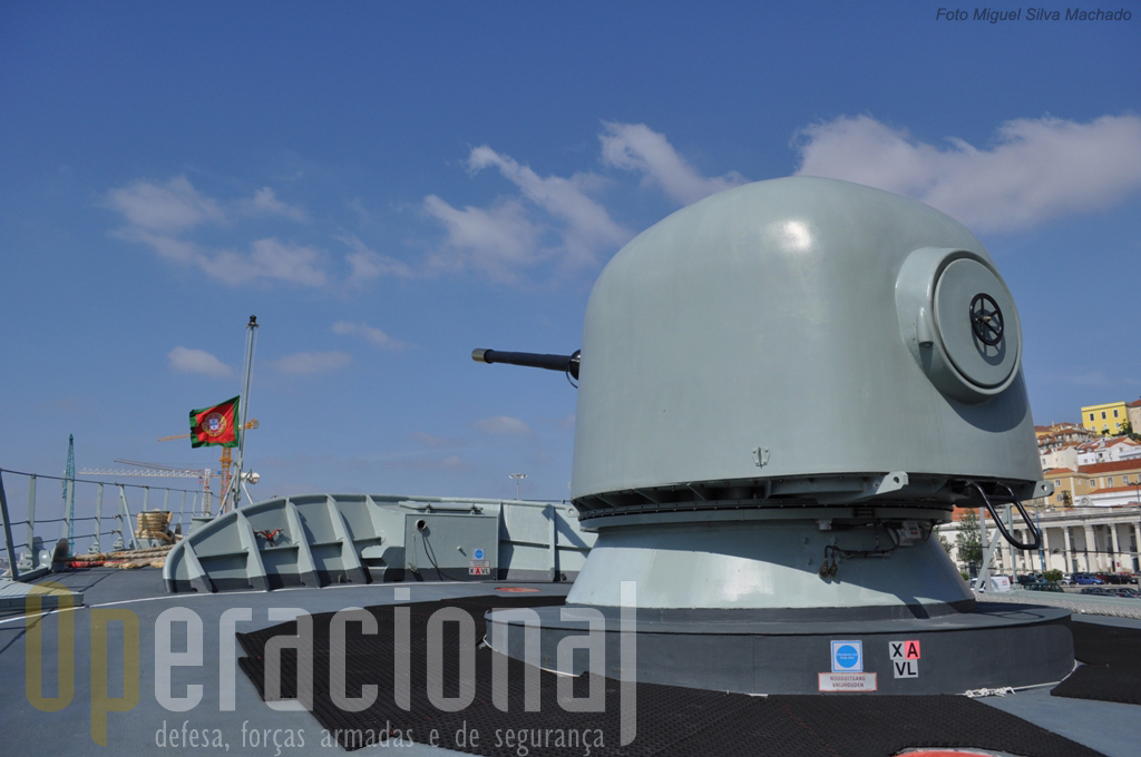 A peça de artilharia destina-se ao combate próximo a navios e aeronaves e para tiro contra-costa.
