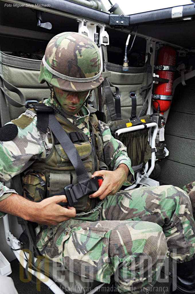 Em deslocações a grandes distâncias os militares vão sentado, usam capacete e cintos de segurança ajustados.