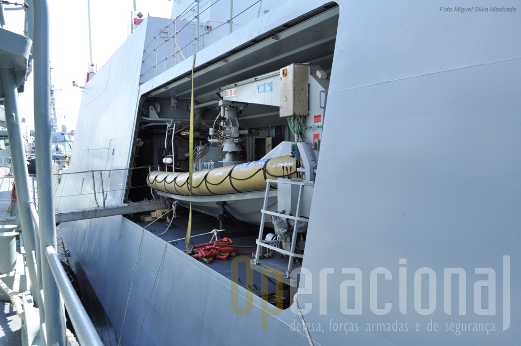 O semi-rigido do "Bettica" é transportado no "interior" do navio.