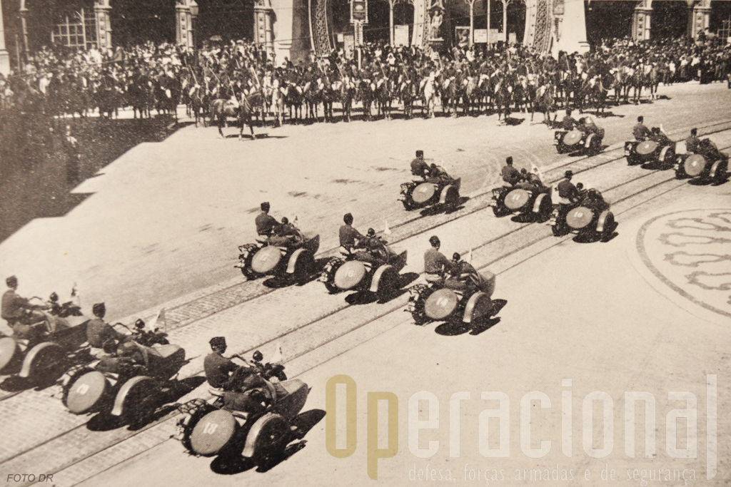 A Harley-Davidson com side-car em uso pelo Exército e pela Legião Portuguesa. Na imagem uma secção motorizada da LP em Lisboa.