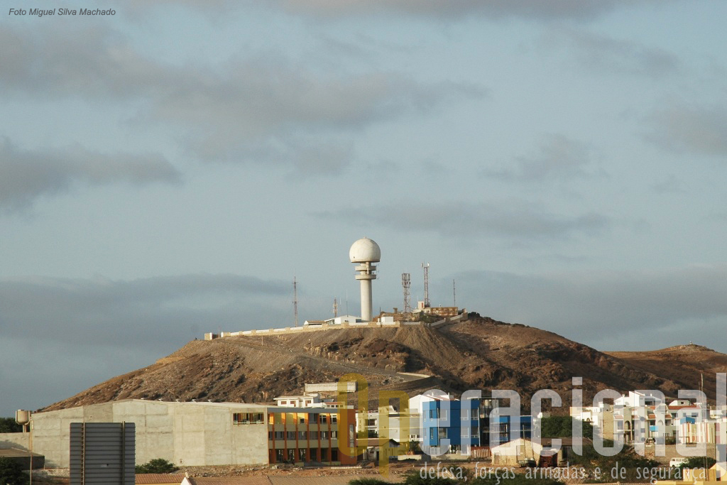 As Forças Armadas de Cabo Verde garantem a defesa do Arquipélago, já de si com uma localização estratégica, e de muitas infra-estruturas de comunicações e de apoio à navegação aérea da maior importância em toda a Região.