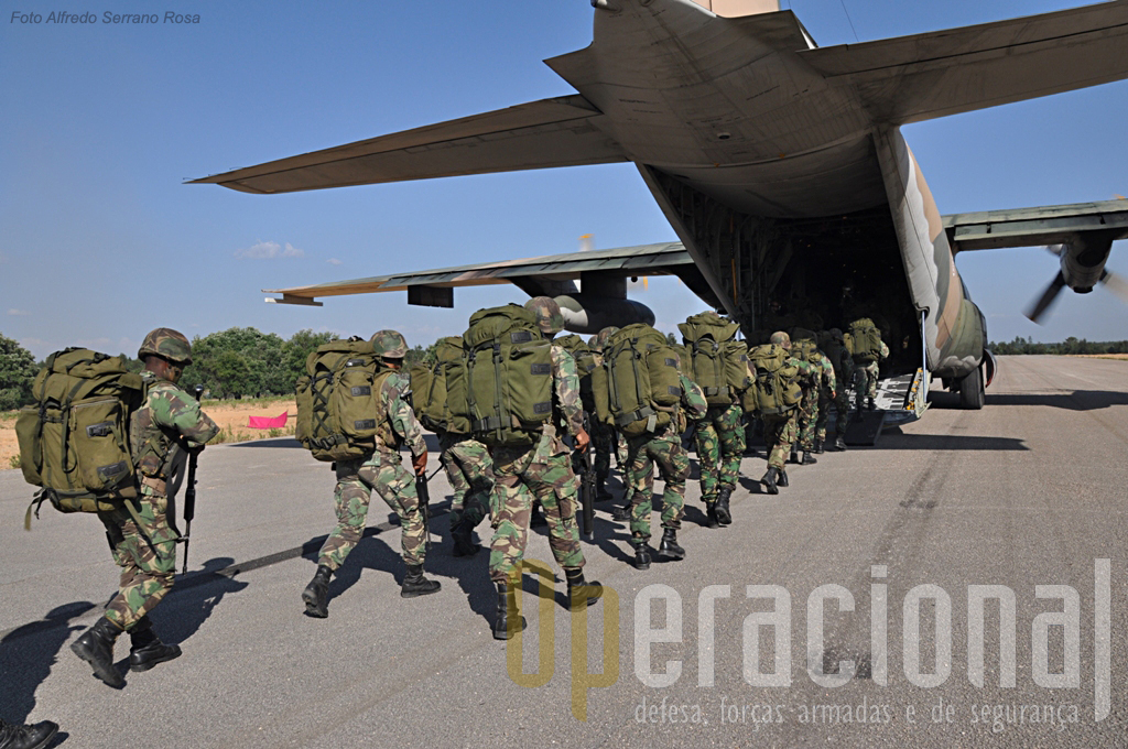Pára-quedistas embarcam no C-130 para uma missão de transporte aéreo pouco habitual...sem pára-quedas. Dentro de poucos meses estarão no Kosovo, ao serviço da KFOR.