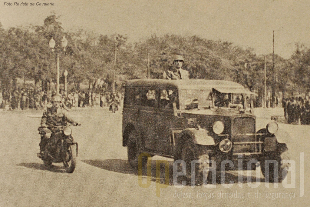 Viatra de comando do Regimento de Cavalaria 7 num desfile em Lisboa, acompanhado por um estafeta moto.