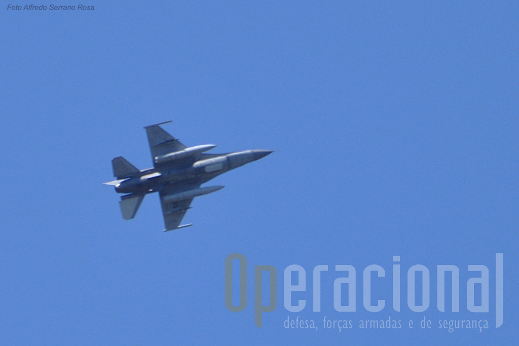 O apoio aéreo dos F-16 ambém foi treinado. Aqui uma passagem bem alta quase fora do alcance...da objectiva do fotógrafo!