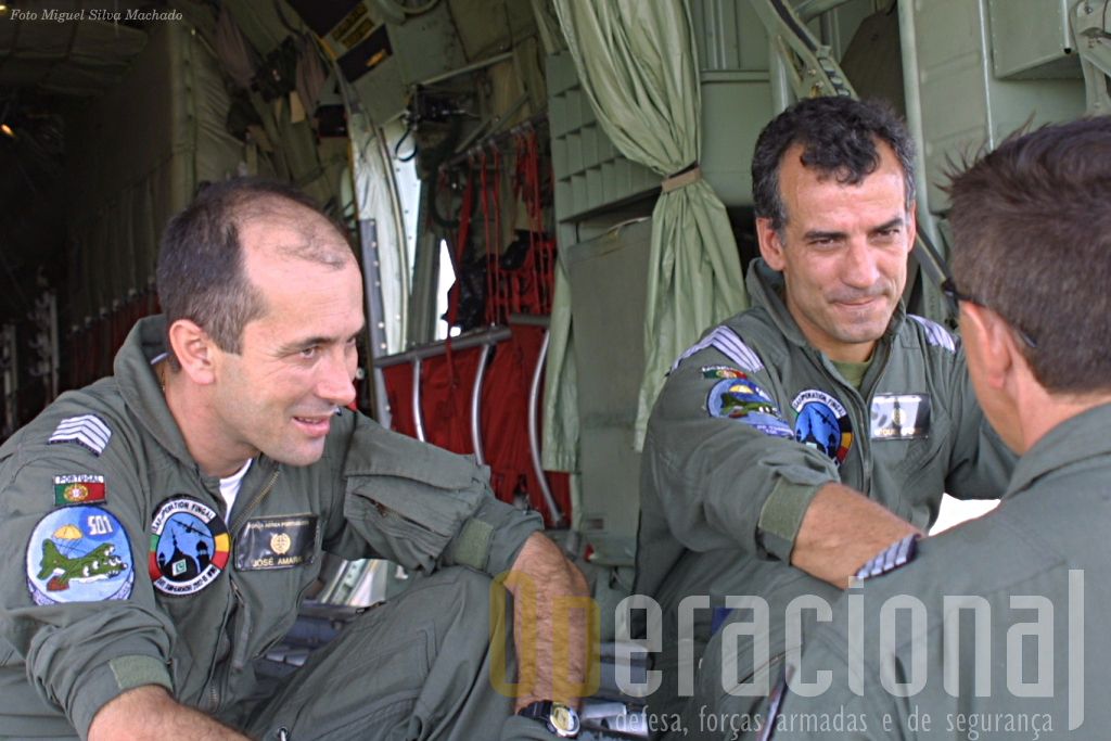 Neste final de ano de 2004 estes tripulantes do C-130 já tinham passo pelo Afeganistão e Paquistão na primeira missão da esquadra na ISAF.