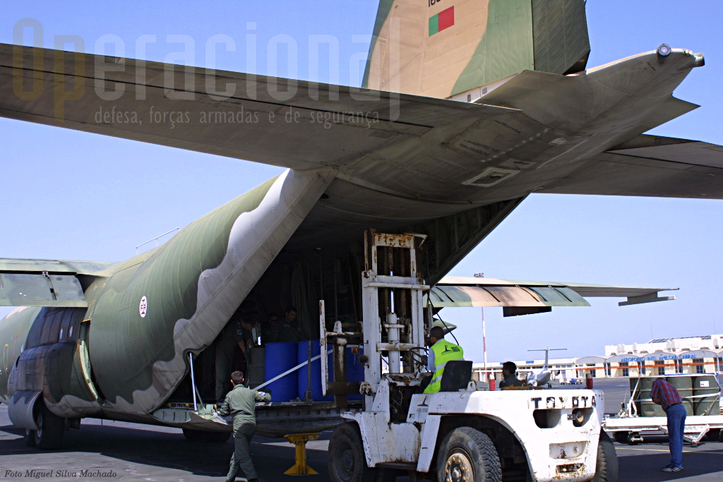 Primeira tarefa no aeroporto internacional "Amilcal Cabral" no Sal: descarregar todo o material dos militares Exército que se regressavam de Angola do exercicio "Felino 2004". Este ía ser um dia bem longo para a tripulação do "C".