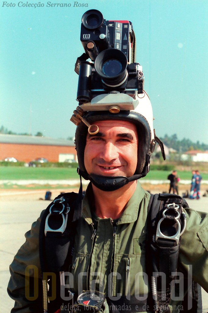 Em 1988 com o capacete equipado com máquina de fotografar e de filmar. Por esta altura (1989) passou a ser obrigatório nos campeonatos de pára-quedismo a utilização de video ar-ar para avaliar os competidores.