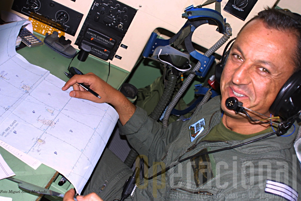O Capitão Carlos Fernandes, navegador para esta missão no seu “compartimento” da cabine do C-130.