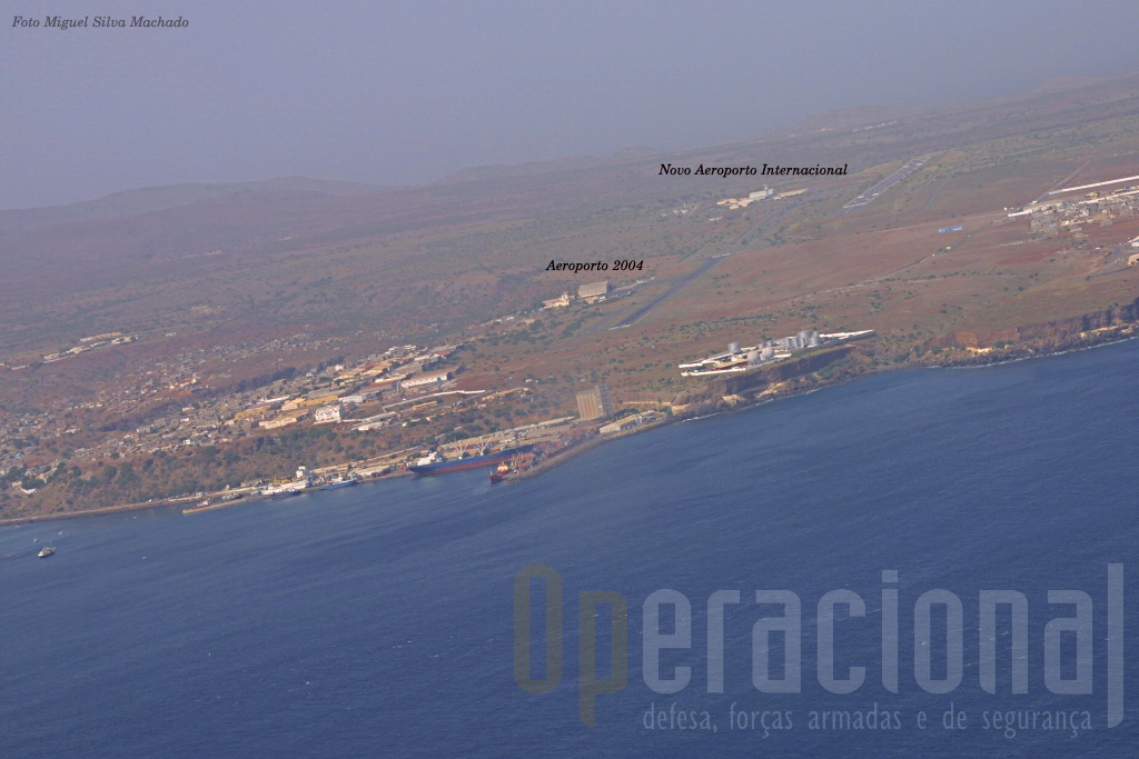 Em 2004 o novo aeroporto internacional da Praia (ao fundo, à direita) estava construído mas ainda não funcionava. O "C" utilizou o Aeroporto “Francisco Mendes”, à esquerda na imagem.