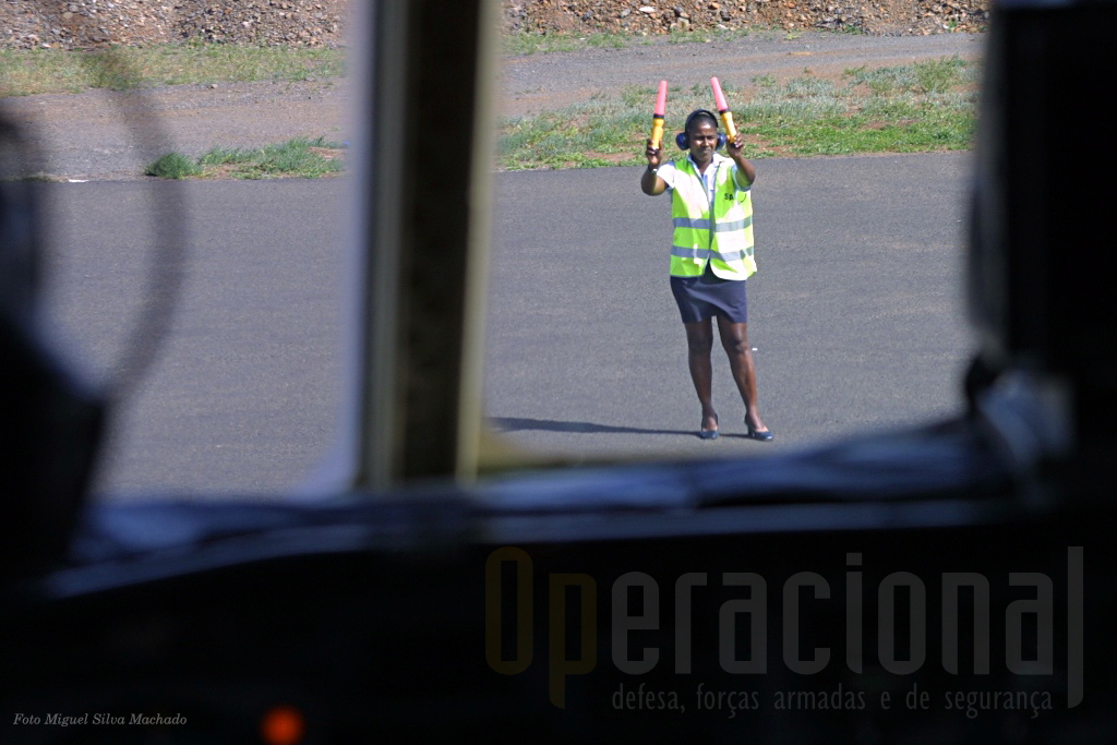 Uma sinaleiro dos TACV conduz o “C” na placa. Em Cabo Verde a mulher está presente em todas as actividades da sociedade.