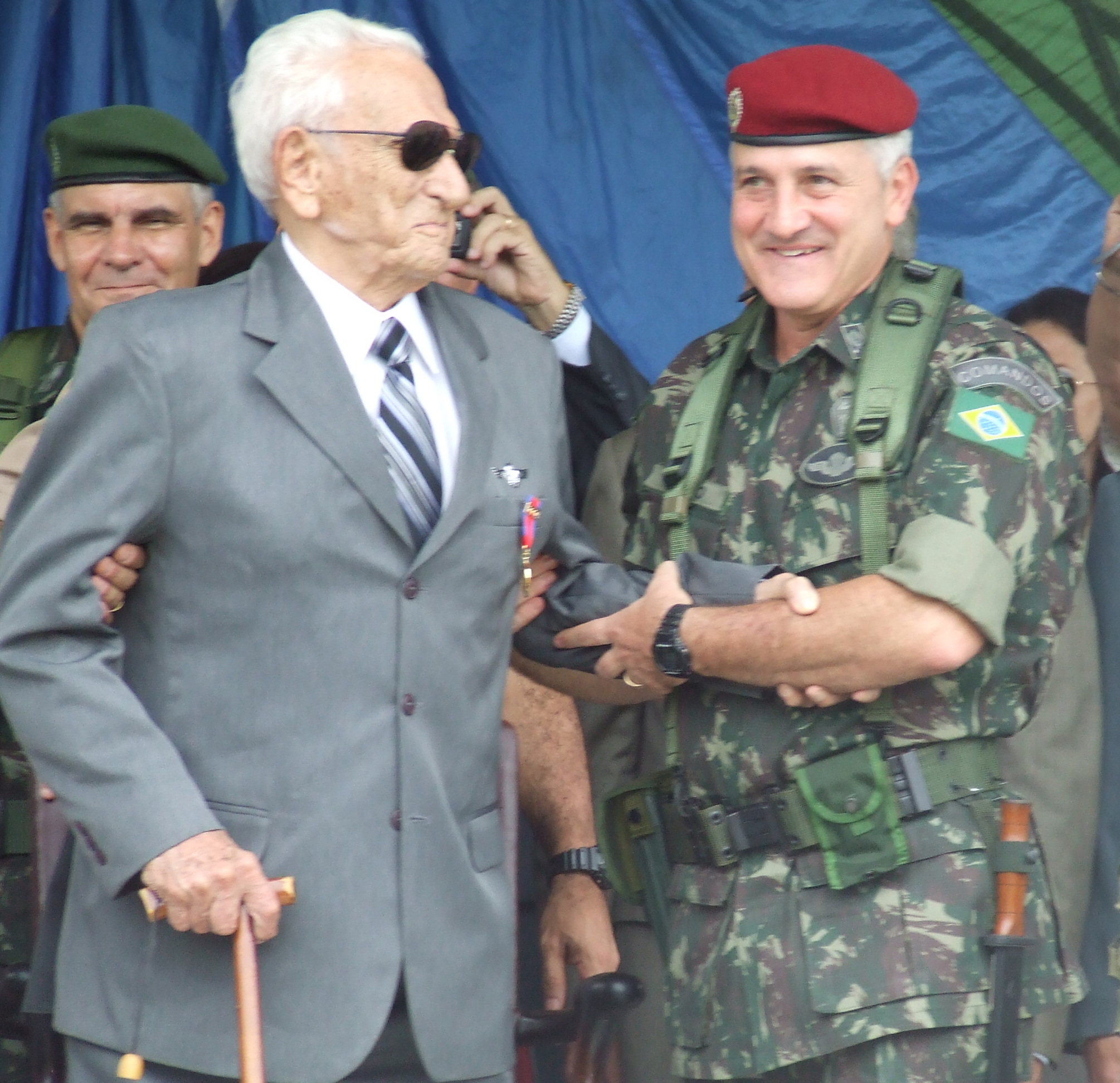 Rio de Janeiro, 2010: apesar dos seus 100 anos de idade, o General Pára-quedista ROBERTO DE PESSÔA (trajando à civil), ainda participa nos principais eventos da Brigada de Infantaria Pára-quedista. (Foto cedida pela Bda Inf Pqdt)