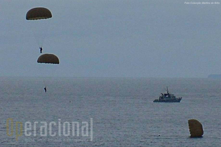 Militares do DAE efectuam um salto automático para o Oceano nas p