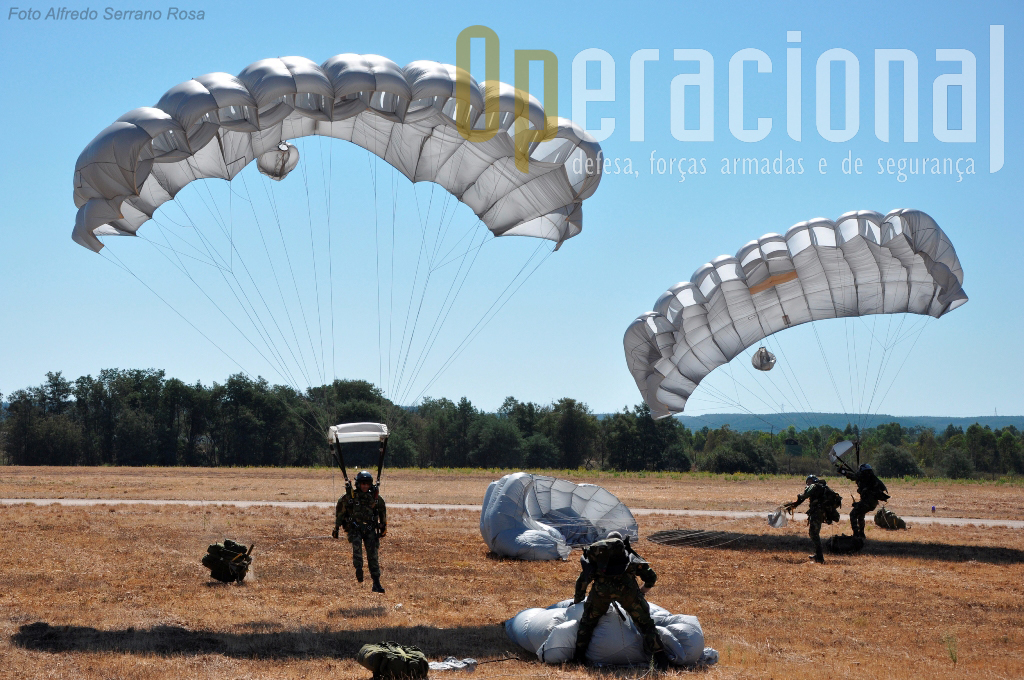 O Destacamento ALFA do Batalhão de Operações Aeroterrestres da Escola de Tropas Pára-quedistas, efectuou um salto de demonstração com pára-quedas SOV3.
