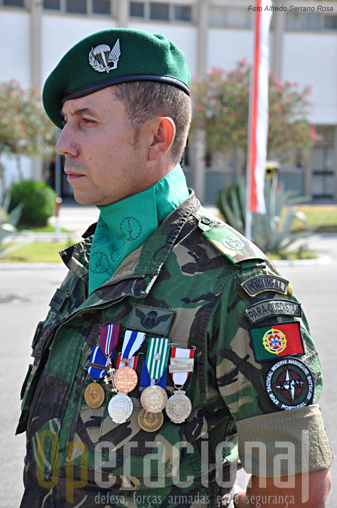 O Sargento-Ajudante Major, é um bom exemplo - juntamente com muitos outros - da experiência em missões internacionais que muitos quadros das Forças Armadas Portuguesas têm hoje.