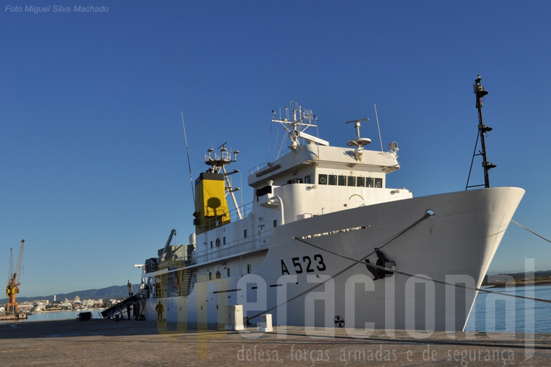 O NRP Almirante Gago Coutinho, navio com utilização militar e civil, foi o palco escolhido para a visita de VIP's e jornalistas ao exercicio "Deep Divex 2010"