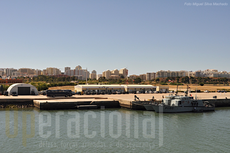 O "Ponto de Apoio Naval de Portimão", no rio Arade, com a massa urbanistica da Praia da Rocha em fundo e dois Patrulhas da Classe "Argos" em primeiro plano.
