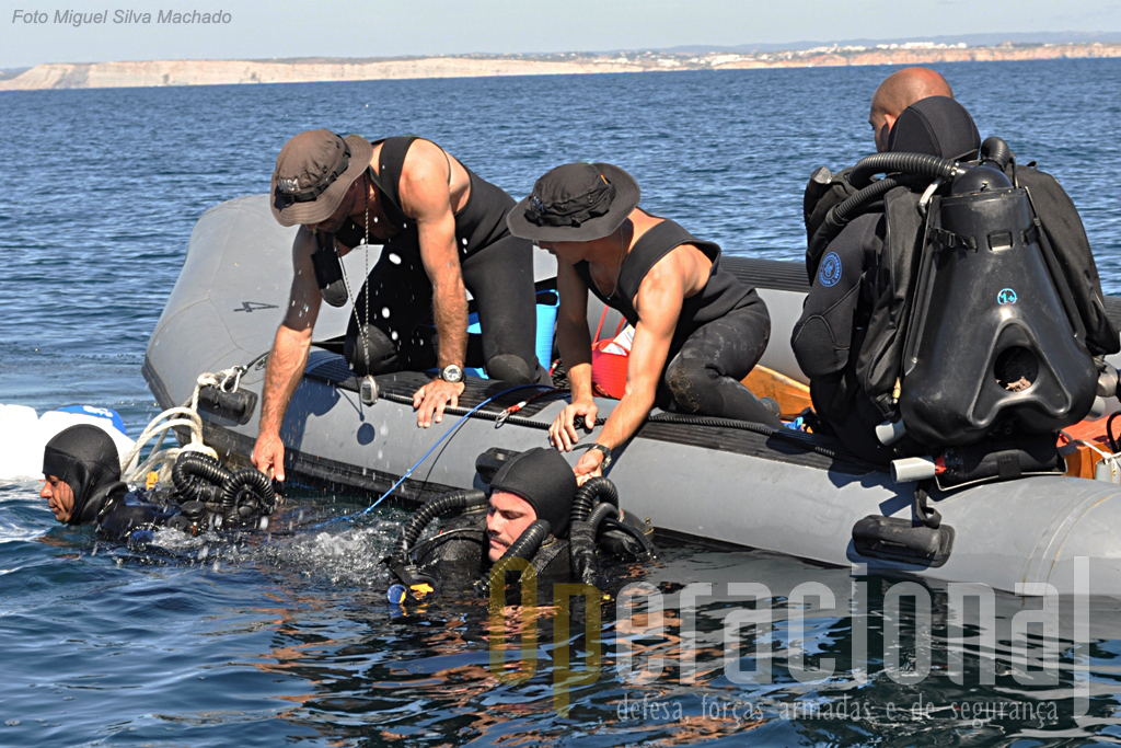 Missão cumprida os merlgulhadores vão retirar o equipamento com a ajuda do "supervisor" e do "guia".