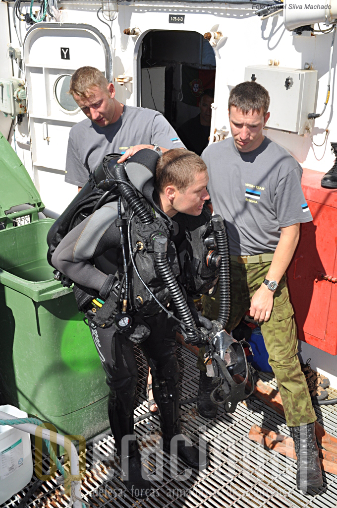 Mergulhador da Estónia terminou o seu mergulho.O equipamento é imediatamente colocado nos tanques de lavagem.
