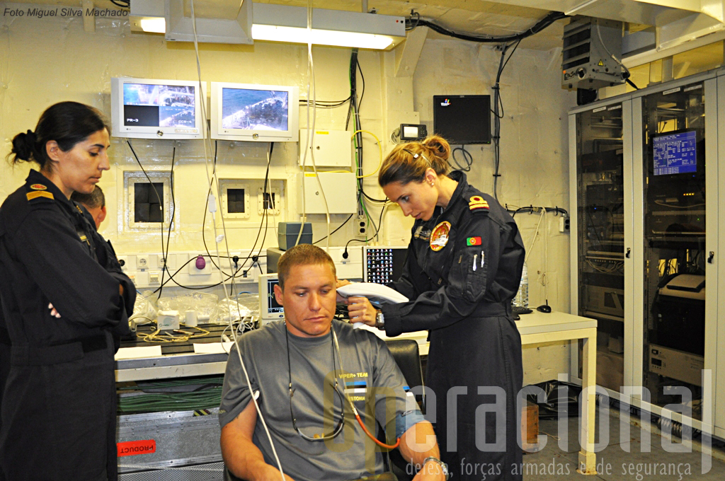 Antes e depois de cada mergulho os militares passaram pela "bancada clinica" para recolha de diversos parametros médicos.