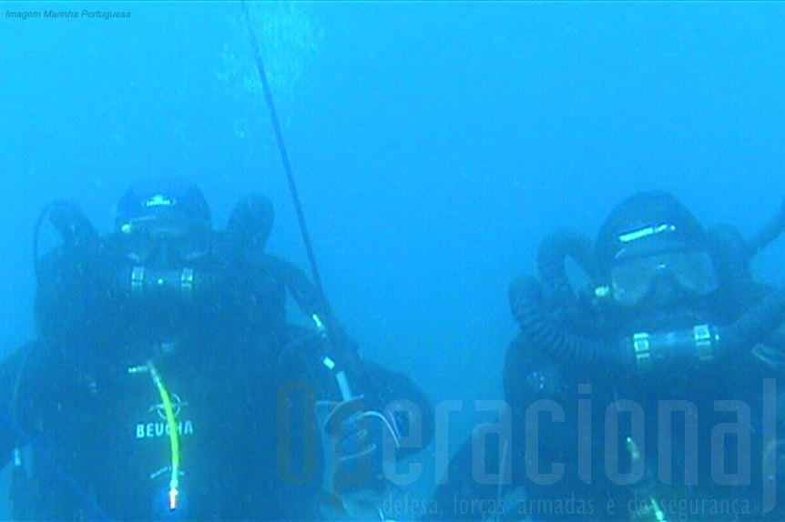 Equipa do Destacamento de Mergulhadores Sapadores da Marinha Portuguesa a efectuar um "mergulho profundo" ao largo de Portimão em Setembro 2010.