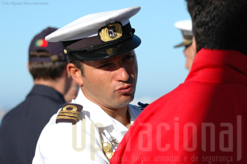 O 1º Tenente Madeira, comandante do Destacamento de Mergulhadores Sapadores n.º 2 foi o Oficial de Relações Públicas do exercicio.