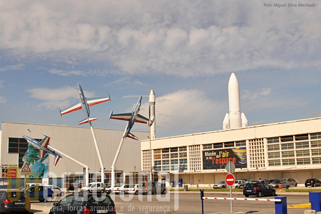 O primeiro aeroporto comercial  de Paris-Le Bourget alberga desde 1973 o Museu do Ar e do Espaço, bem servido por transportes público e tem amplos parques de estacionamento para viaturas particulares.