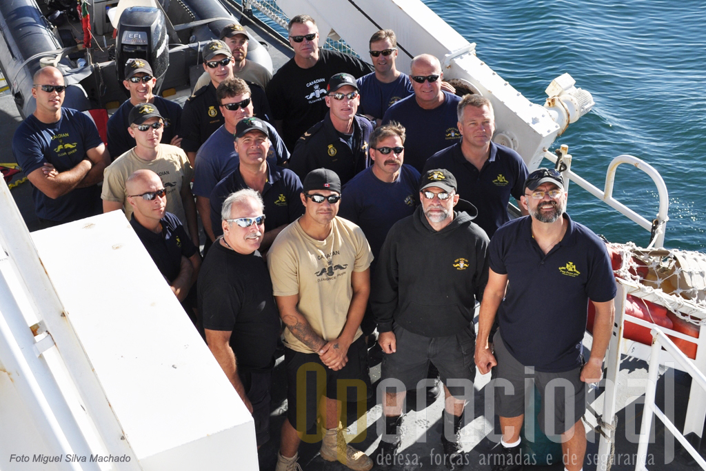 Parte dos mergulhadores estrangeiros envolvidos no "Deep Divex 2010" em 01 de Outubro, posam para a posteridade.