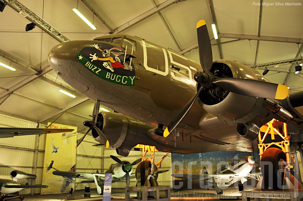 Presença "obrigatória" em qualquer museu do ar, o "Dakota". Em fundo, da esquerda, a V1, um Focke-Wulf F.W 190 e um Yakovlev Yak-3.