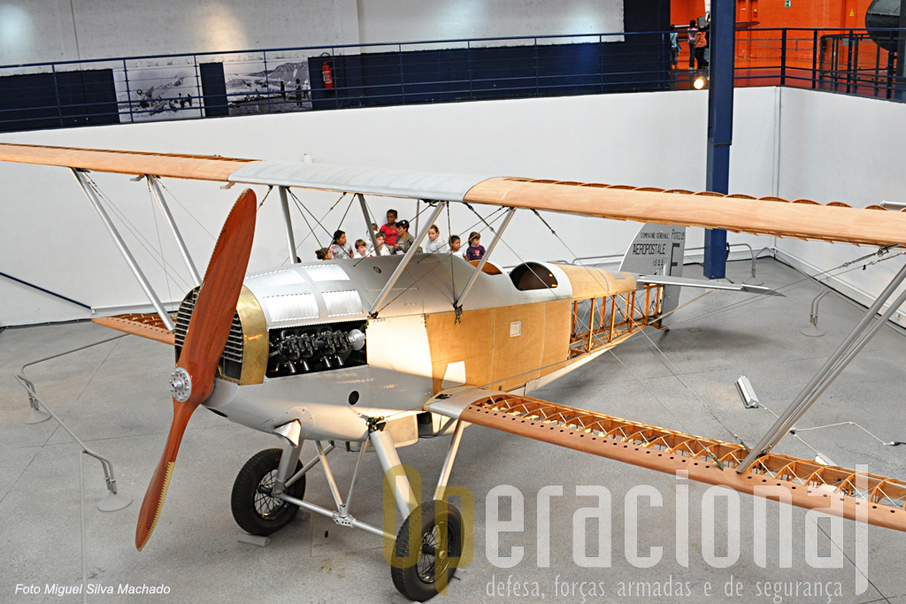 Um dos aviões que cumpria missões de transporte de correio nos anos 20 e 30 do século XX, aqui numa versão "inacabado" para se ver como era construído.
