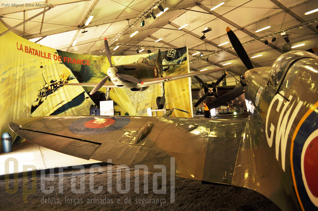 O Spitfire MK XVI da Royal Air Force e ao fundo, "vonado" o Dewoitine D.520, apresentado como o melhor caça de fabrico francês do 2º conflito mundial