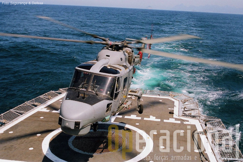 Lynx Mk.21A da MB no seu “habitat” natural: o convoo de uma fragata — no caso, uma da classe “Greenhalgh”.
