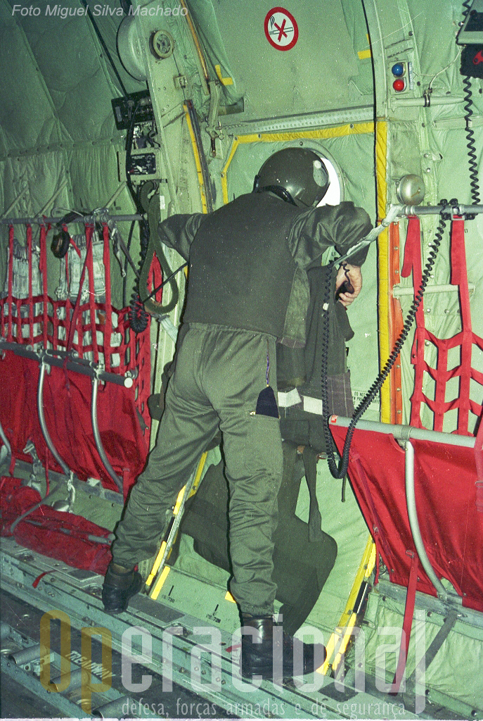Porta do C-130 forrada com coletes anti-bala, "load-master" vigilante e pronto a accionar contra-medidas, era assim a aproximação a Sarajevo.
