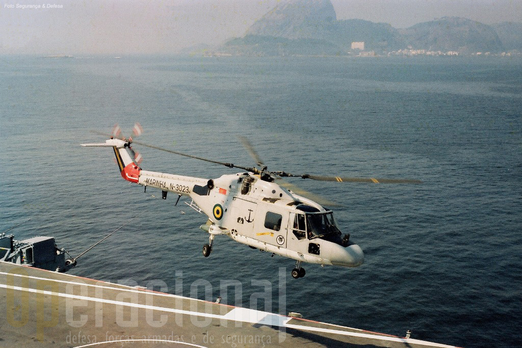 Lynx Mk.21 (um dos nove adquiridos no primeiro lote), decolando do Minas Gerais, no interior da Baía de Guanabara. Após modernizada, essa aeronave foi rematriculada N-4011.
