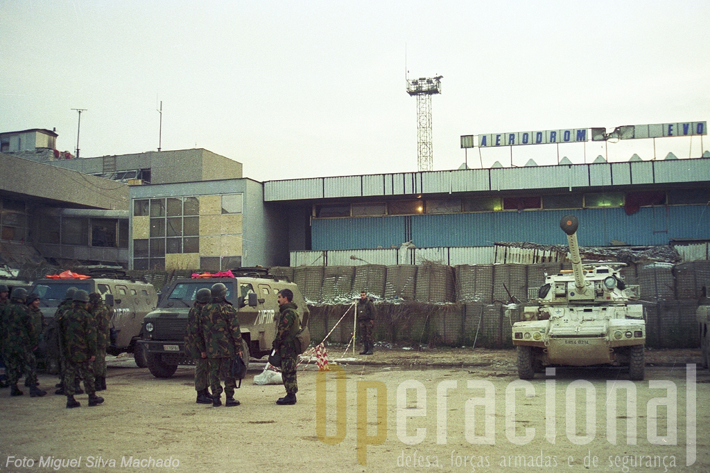 Os "scarafon" italianos aguardavam-nos no mitico aeroporto de Sarajevo. 