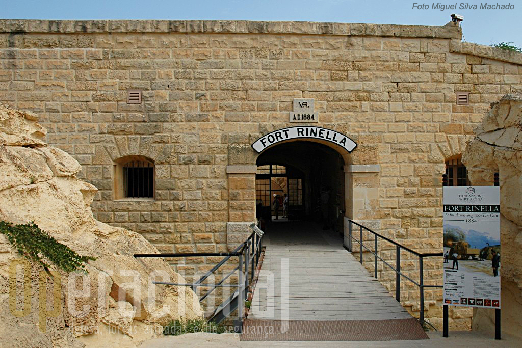 2.	A entrada com a sua ponte que podia ser recolhida para o interior e que podia ser batida pelo fogo dos defensores a partir do fosso e da muralha.