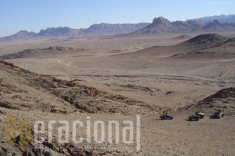 No canto inferior da imagem viaturas HMMWV da QRF portuguesa em patrulha na inóspita região Oeste do Afeganistão. Em breve serão reabastecidos.
