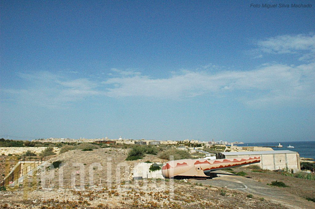 A entrada do porto de La Valleta (capital de Malta) ao fundo. Arma igual foi colocada a oeste do porto, na Cambridge Battery.