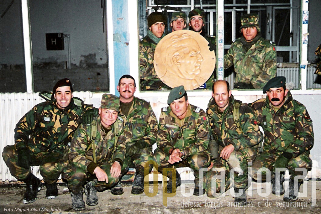 Vogosca, Janeiro de1996. Num intervalo do trabalho, militares do DAS. Em baixo, da esquerda: